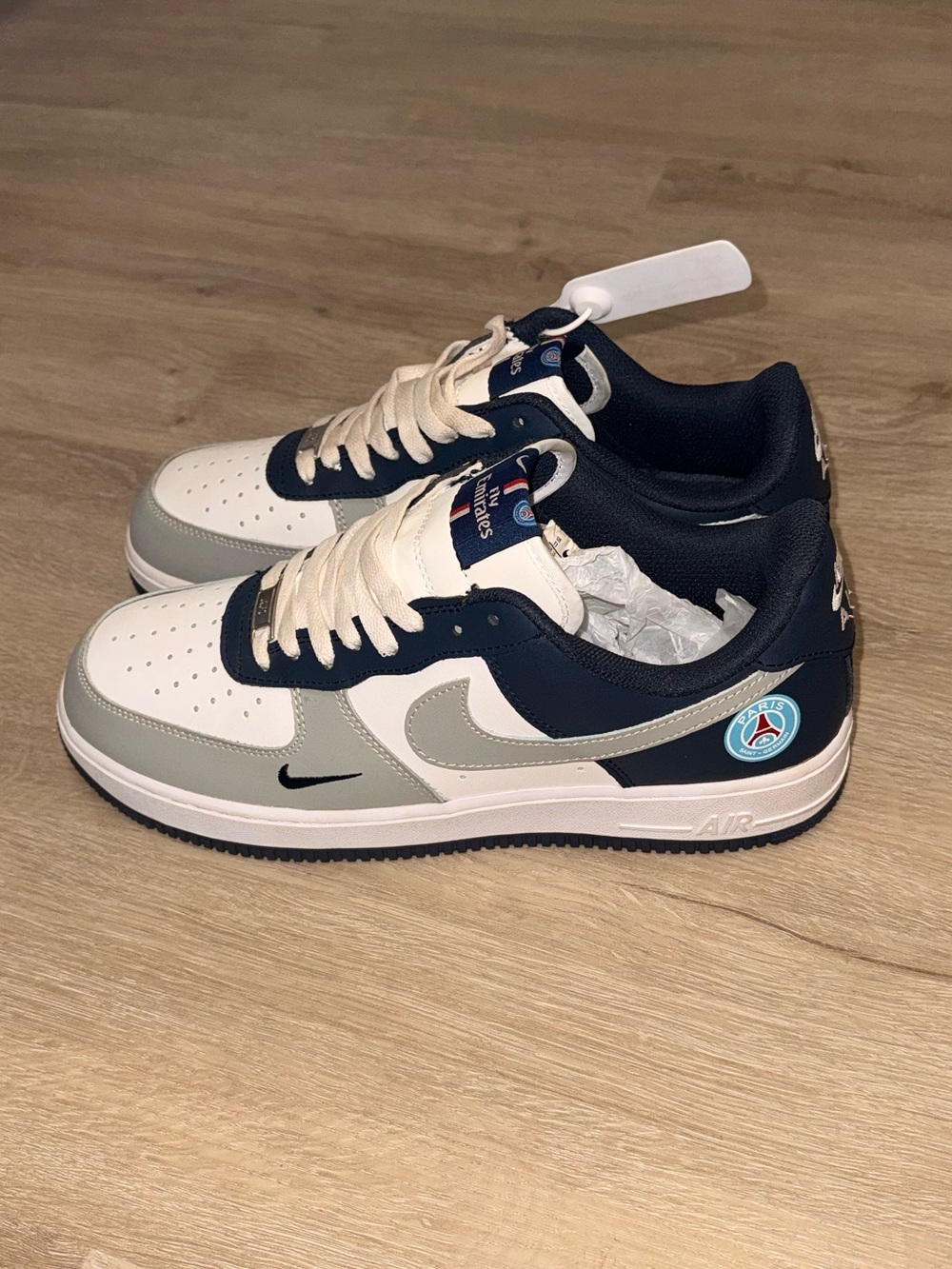 Nike Men’s Sneakers in White, Navy & Gray with PSG Crest size 11